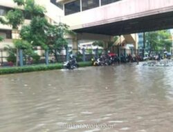 Banjir Setinggi Betis Lumpuhkan Jalan Mangga Dua Raya