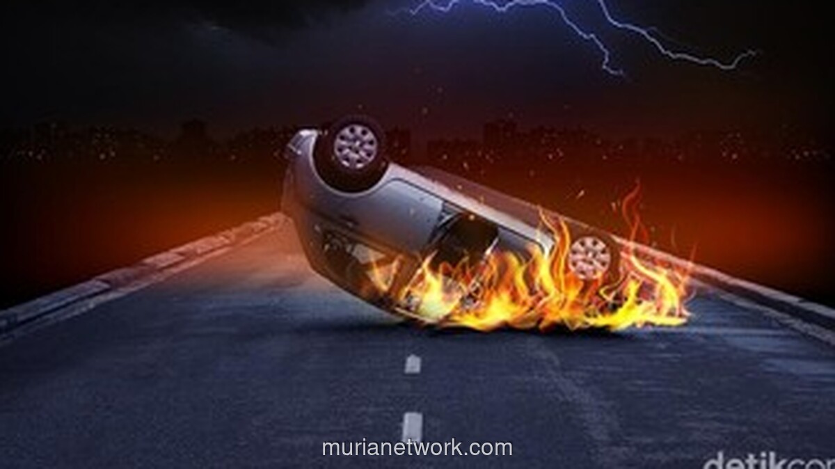 Mobil DFSK Terbakar di JORR, Seluruh Penumpang Selamat