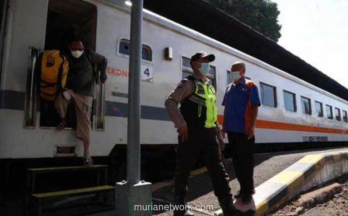 Banjir Lumpuhkan Jalur KA Kendal, Delapan Kereta Terjebak dan Terlambat