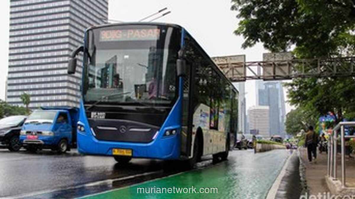 Hujan Deras Lumpuhkan Tiga Rute Transjakarta, Genangan Hingga 40 Cm Paksa Pengalihan