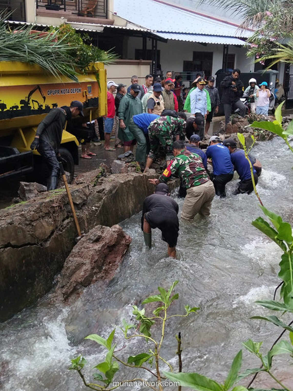 Tanggul Jebol di Depok, Banjir Rendam Permukiman Warga