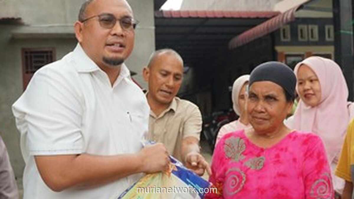 Andre Rosiade Bagi 1.000 Sembako dan Jenguk Nenek Korban Tambang Ilegal di Pasaman