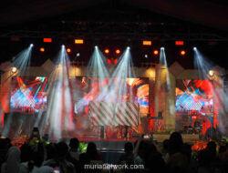 Di Balik Sorak Sorai: Kisah Lelah dan Harapan Para Penjaga Panggung