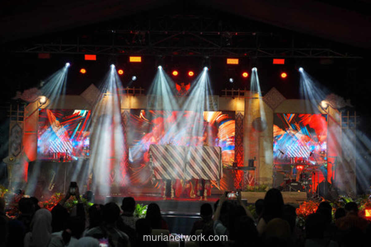 Di Balik Sorak Sorai: Kisah Lelah dan Harapan Para Penjaga Panggung