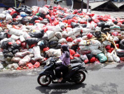 Gunungan Sampah dan Jalan Berlubang Paralisis Jalan Otista, Warga Geram