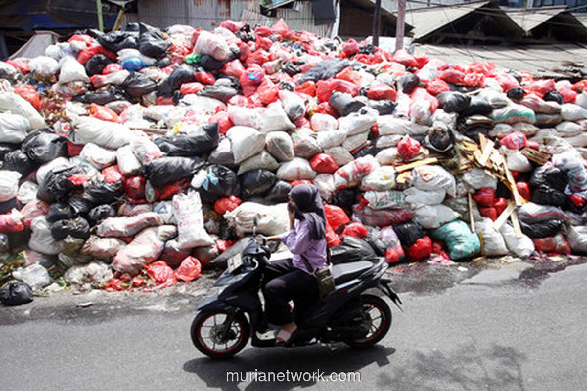 Gunungan Sampah dan Jalan Berlubang Paralisis Jalan Otista, Warga Geram