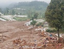 Keluarga Berangkulan Jadi Korban Longsor Cisarua, Korban Tewas Capai 17 Jiwa