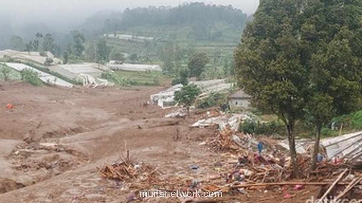 Keluarga Berangkulan Jadi Korban Longsor Cisarua, Korban Tewas Capai 17 Jiwa