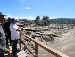 Tito Karnavian Tinjau Sawah Terdampak Bencana, Janjikan Revitalisasi dan Bantuan Langsung
