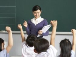 Di Balik Tunjangan dan Sertifikasi, Perlindungan Guru Masih Terabaikan