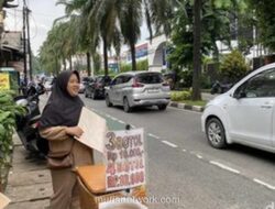 Sepuluh Tahun Berjualan Tikar di Ragunan, Kisah Dede dan Setumpuk Harapan di Hari Libur