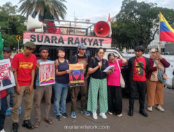 Aksi Solidaritas Venezuela Warnai Depan Kedubes AS di Jakarta