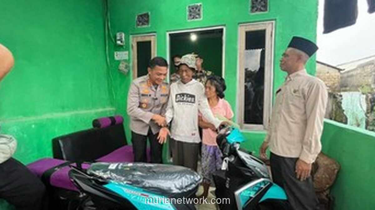 Kapolres Depok Sambangi Penjual Es Kue Viral, Serahkan Motor dan Modal Usaha