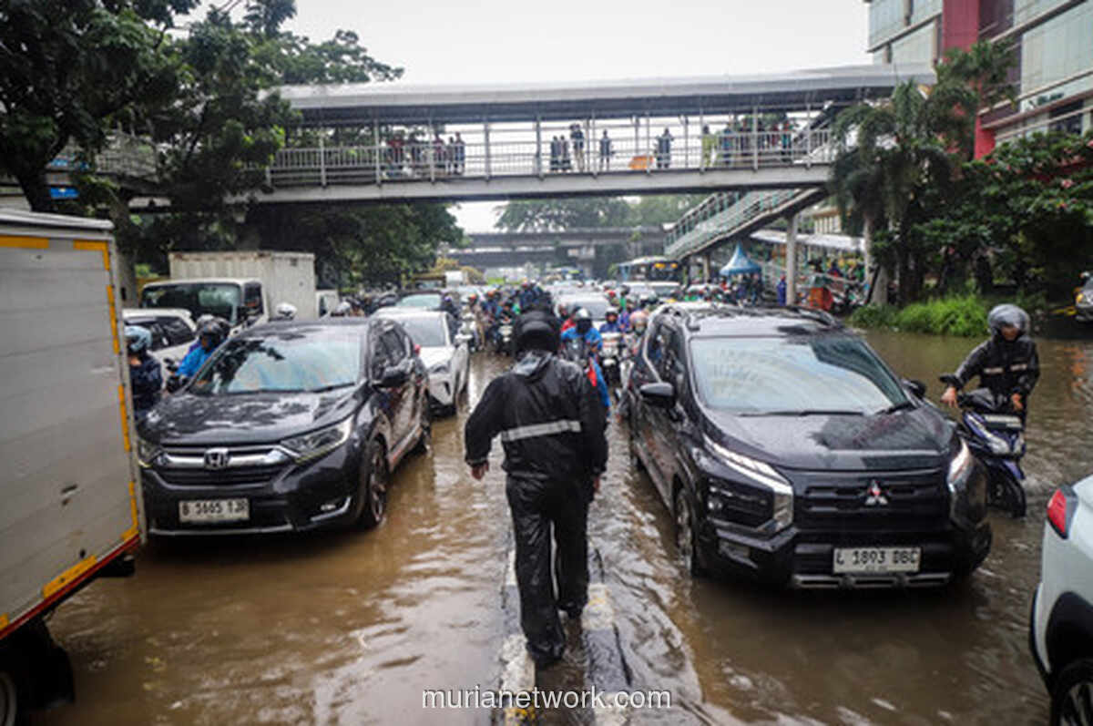 Genangan 70 Sentimeter Lumpuhkan DI Panjaitan, Lalu Lintas Dialihkan ke MT Haryono