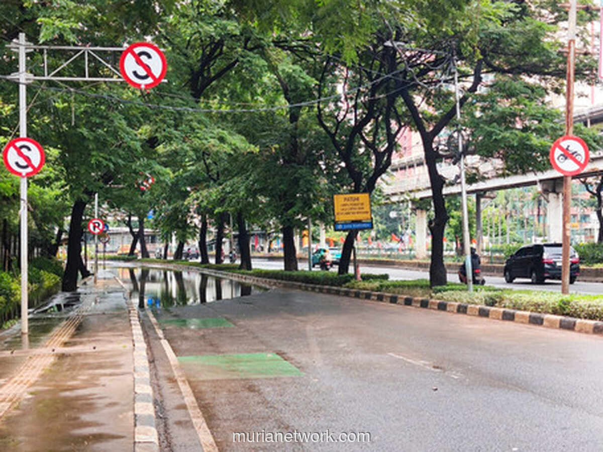 Genangan Satu Meter Surut, Jalan Suprapto Cempaka Putih Kembali Dilalui Kendaraan
