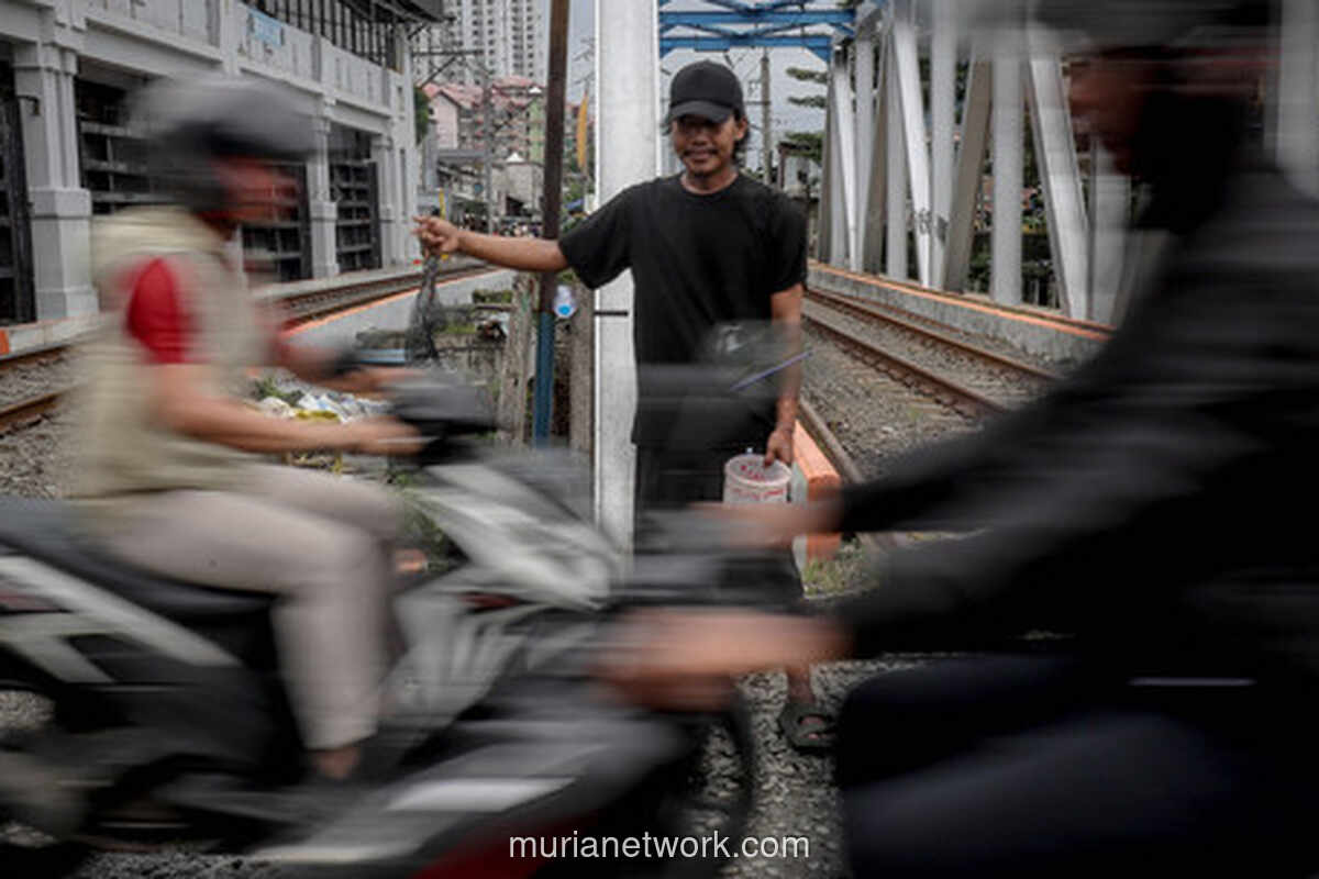 Kisah Jafar, Penjaga Perlintasan Tanpa Palang yang Hidup dari Sumbangan Pengendara