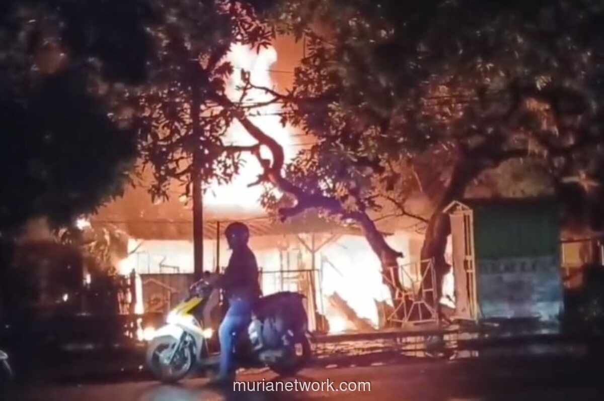 Kobaran Api Hanguskan Dua Rumah Warga di Kawasan Pabrik Gula Asembagus