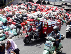 Gunungan Sampah Setinggi Truk Macetkan Jalan Otista Ciputat