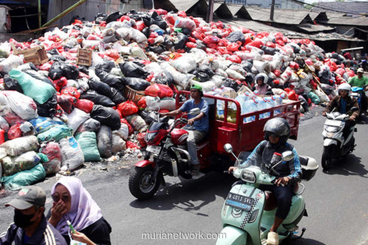 Gunungan Sampah Setinggi Truk Macetkan Jalan Otista Ciputat