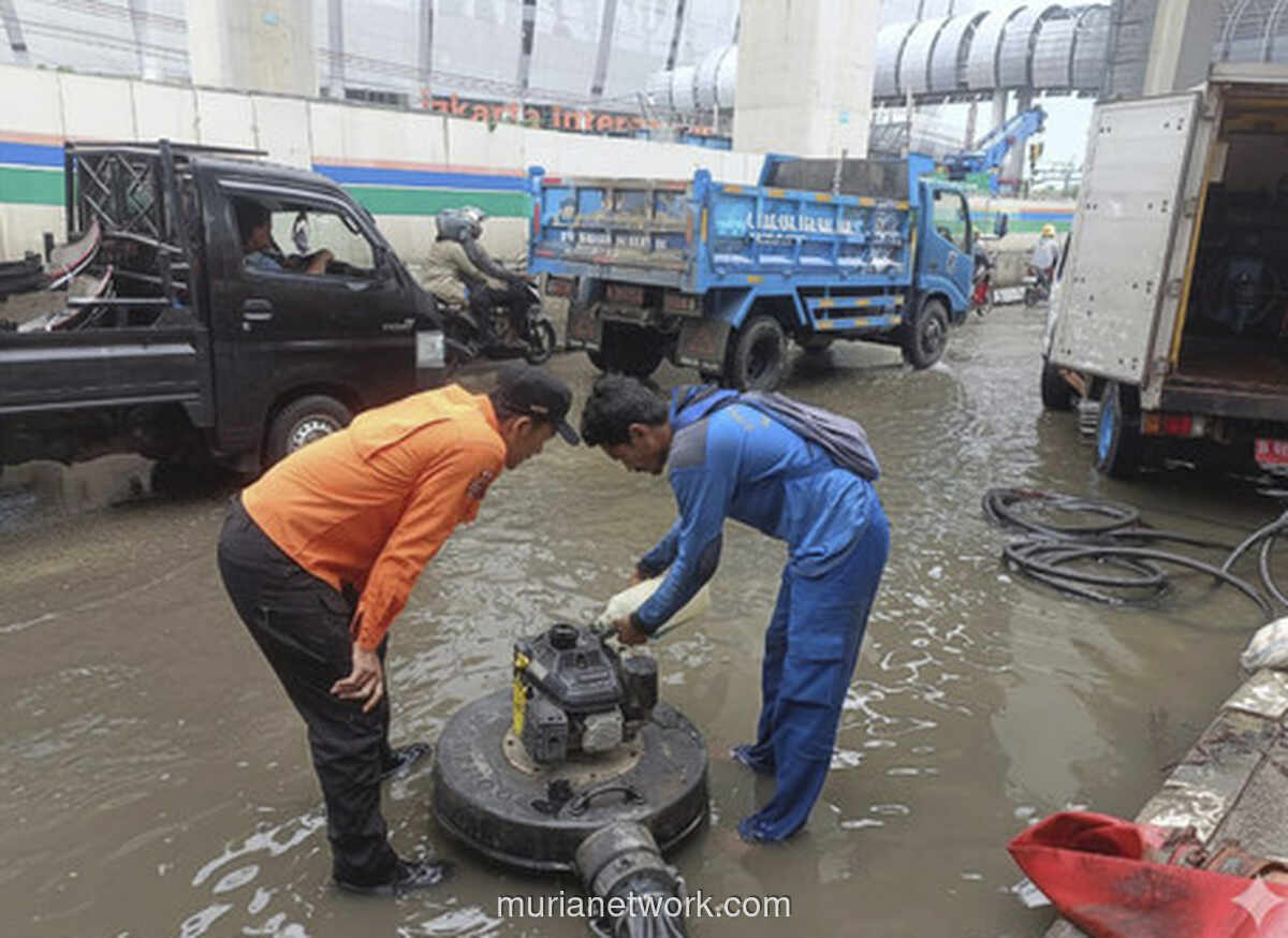 Rob Genangi Jalan Depan JIS, Pintu Air Pasar Ikan Siaga Bahaya