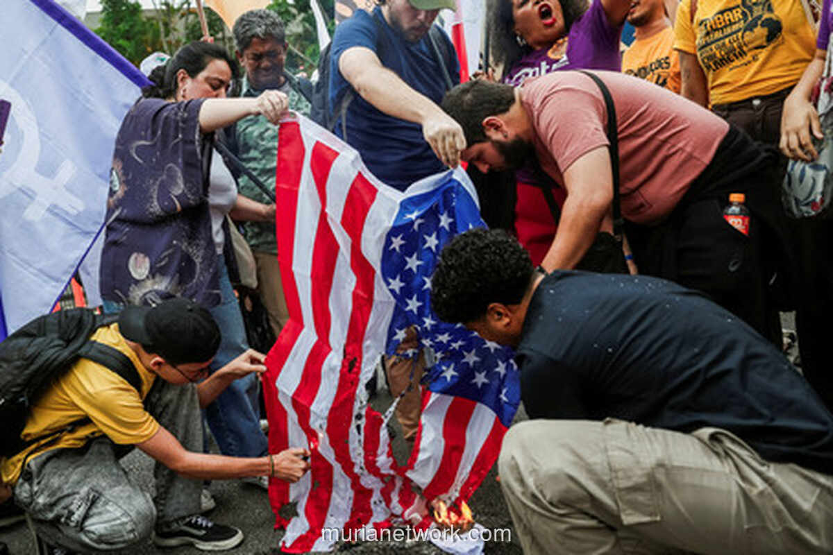 Solidaritas Berkobar: Warga Brasil Bakar Bendera AS Dukung Maduro
