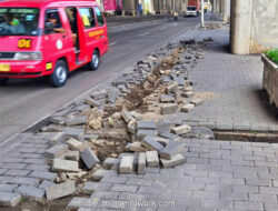 Trotoar Berantakan di Koja Diduga Imbas Pencurian Kabel PJU