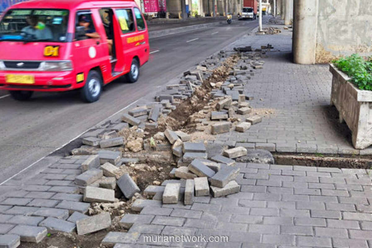 Trotoar Berantakan di Koja Diduga Imbas Pencurian Kabel PJU