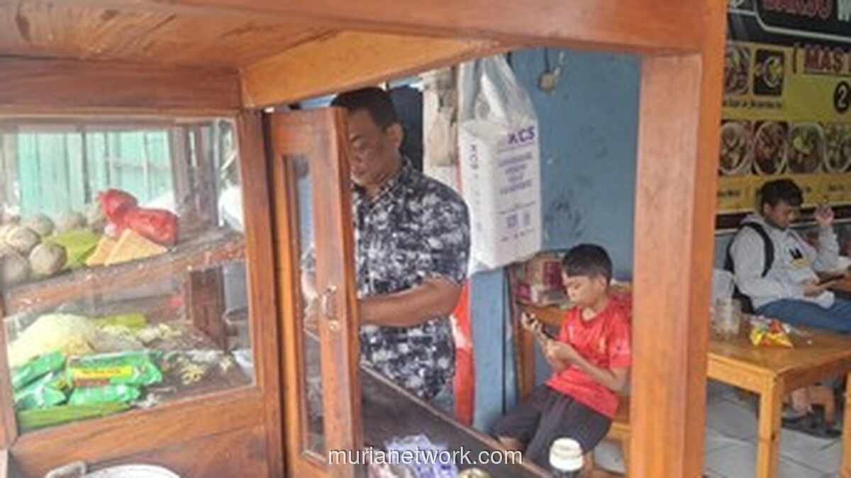 Banjir Menggenang, Omzet Bakso Keliling di Rawa Buaya Malah Melonjak