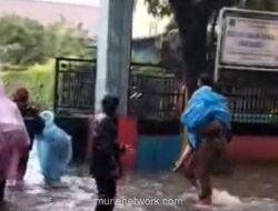 Jakarta Tenggelam Lagi, Polisi Jadi Penyeberang Anak Sekolah