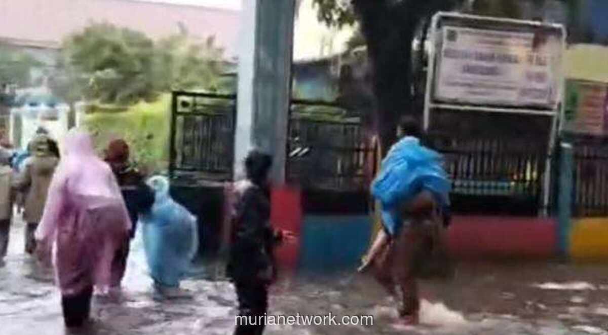 Jakarta Tenggelam Lagi, Polisi Jadi Penyeberang Anak Sekolah