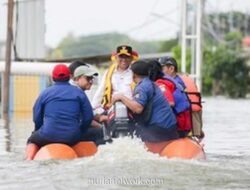 Gubernur Andra Soni Tinjau Banjir Tangerang Naik Perahu Karet