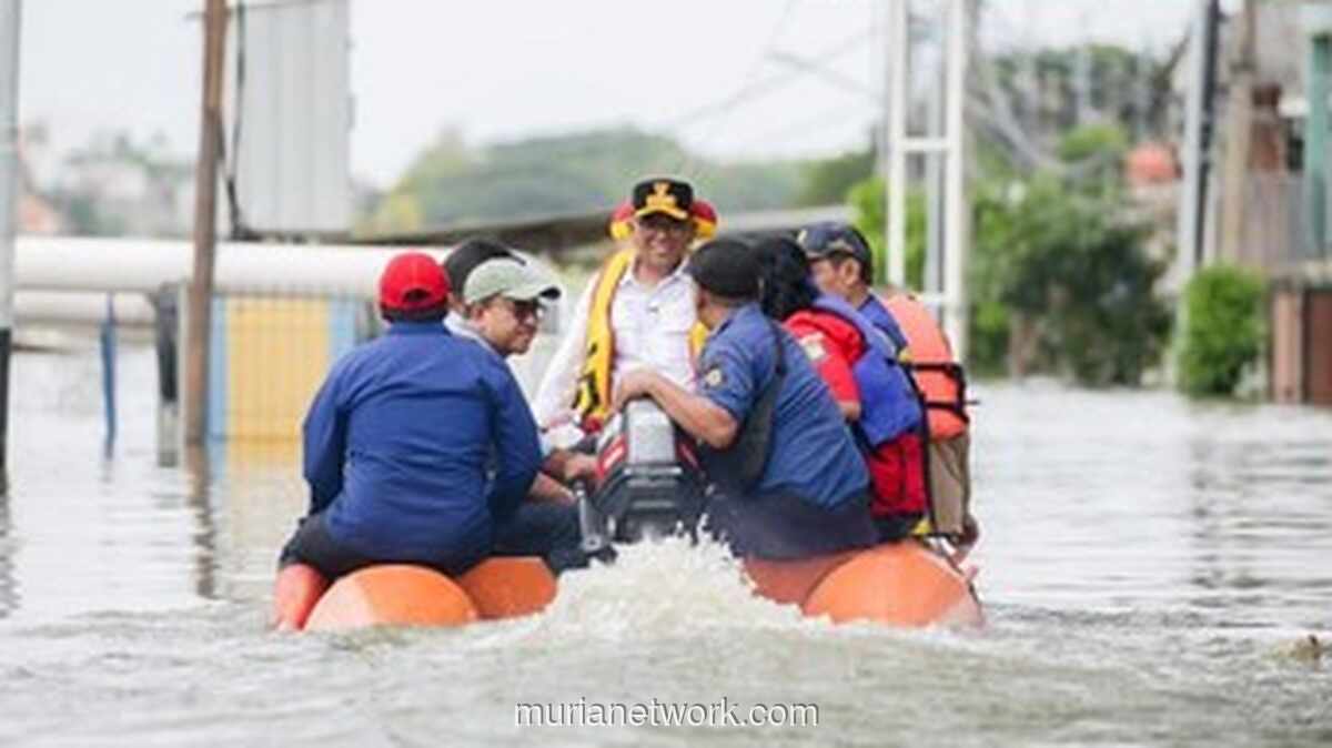 Gubernur Andra Soni Tinjau Banjir Tangerang Naik Perahu Karet