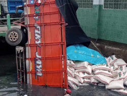 Truk Angkut Beras Terjun ke Sungai di Genuk, Sopir Tewas Terjebak