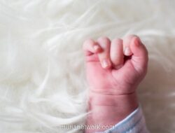 Bayi Laki-laki Ditemukan Tewas Mengapung di Kali Grogol Depok