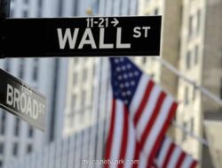 Dow Jones Tergelincir, S&P 500 Sentuh Rekor Tertinggi Setahun