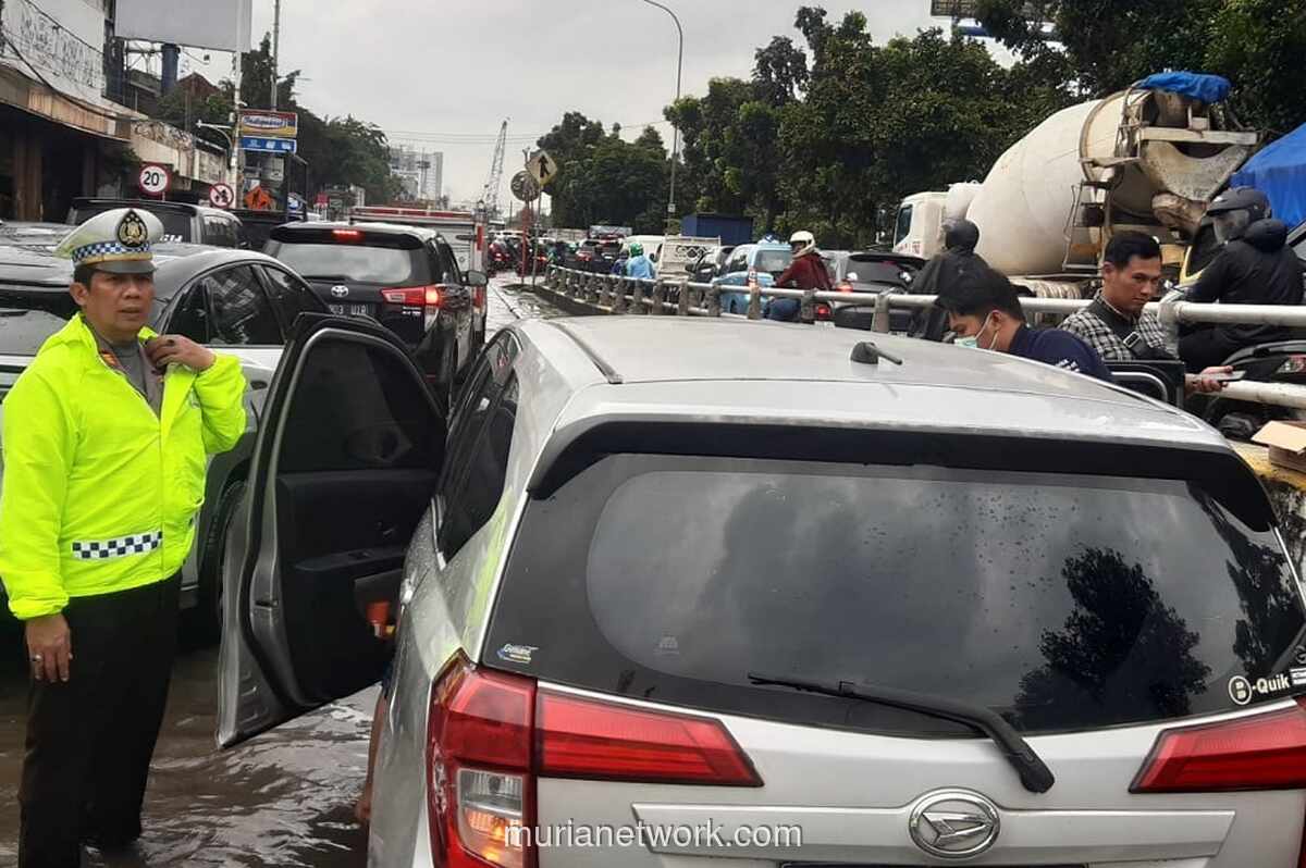 Tragis di Tengah Macet dan Banjir, Sopir Mobil Ditemukan Meninggal di Setir