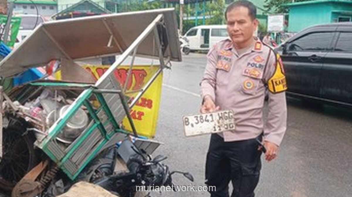 Mobil Expander Mengamuk, Motor dan Gerobak Donat Luluh Lantak di Ciputat