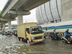 Rob Menggenangi Jalan RE Martadinata, Lalu Lintas Lumpuh Sementara
