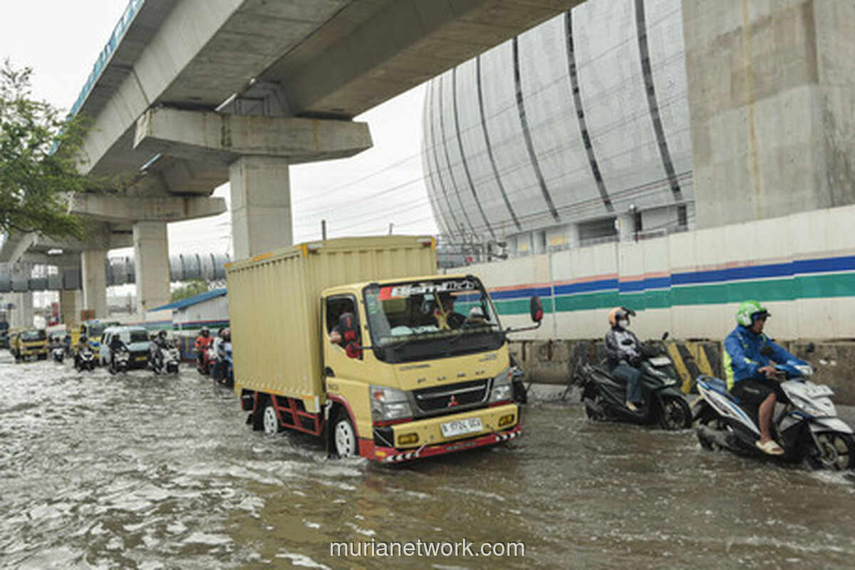 Rob Menggenangi Jalan RE Martadinata, Lalu Lintas Lumpuh Sementara