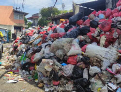Gunungan Sampah Depok Meluber, Warga Gerah dan Jalan Tersendat
