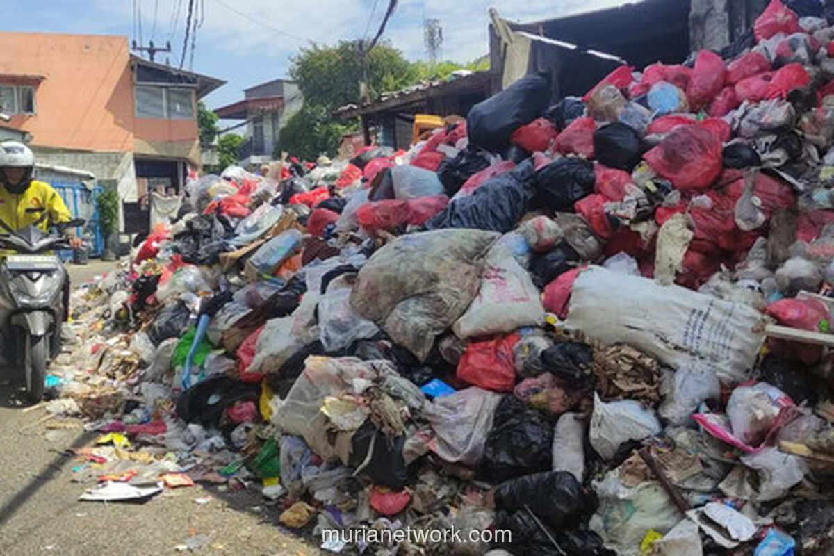 Gunungan Sampah Depok Meluber, Warga Gerah dan Jalan Tersendat