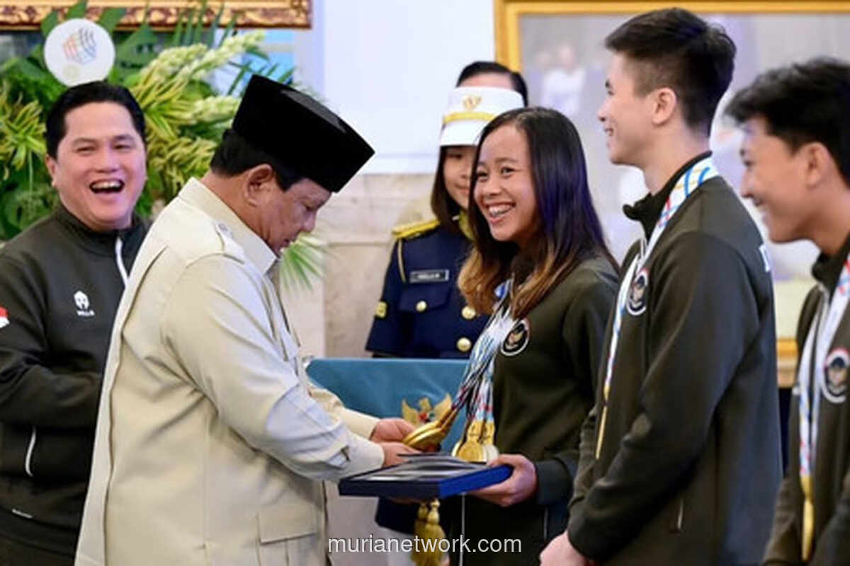 Presiden Prabowo Takjub, Hitung Satu per Satu Tujuh Medali Atlet Triathlon di Istana Negara