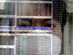 IHSG Melonjak 60 Poin, Rupiah Justru Tergerus Dolar