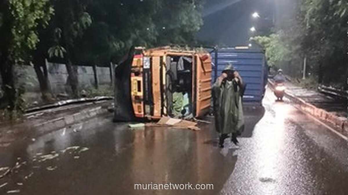 Truk Kontainer Terguling, Lalu Lintas Rorotan-Cakung Macet Parah