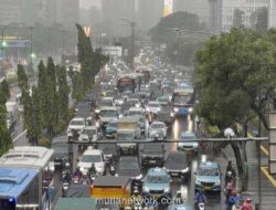 Hujan Deras Pagi Ini, Gatot Subroto Tersendat Macet dan Kabut