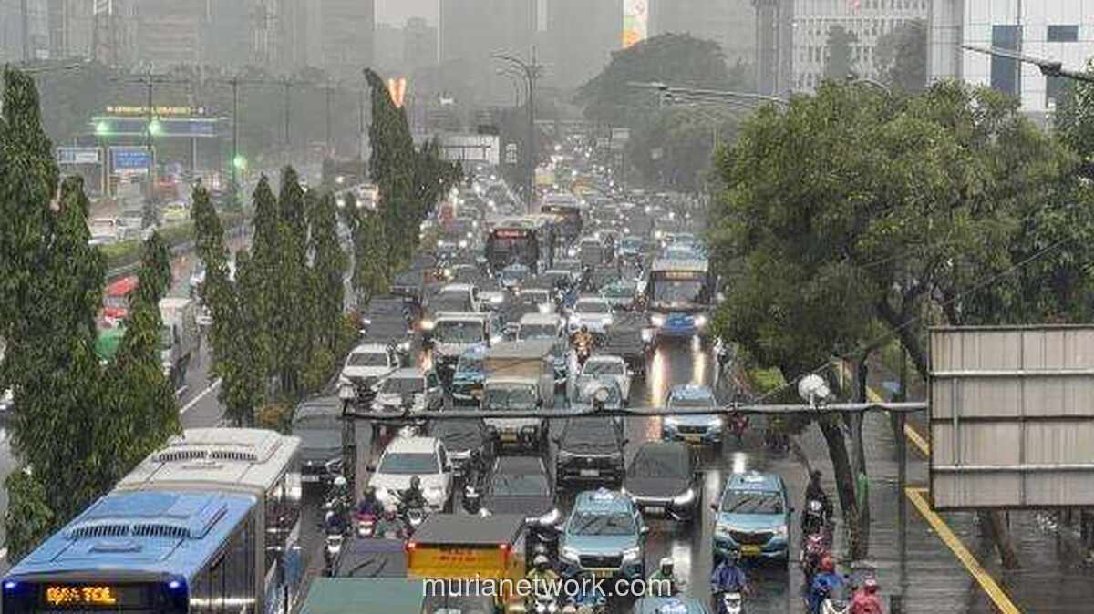 Hujan Deras Pagi Ini, Gatot Subroto Tersendat Macet dan Kabut