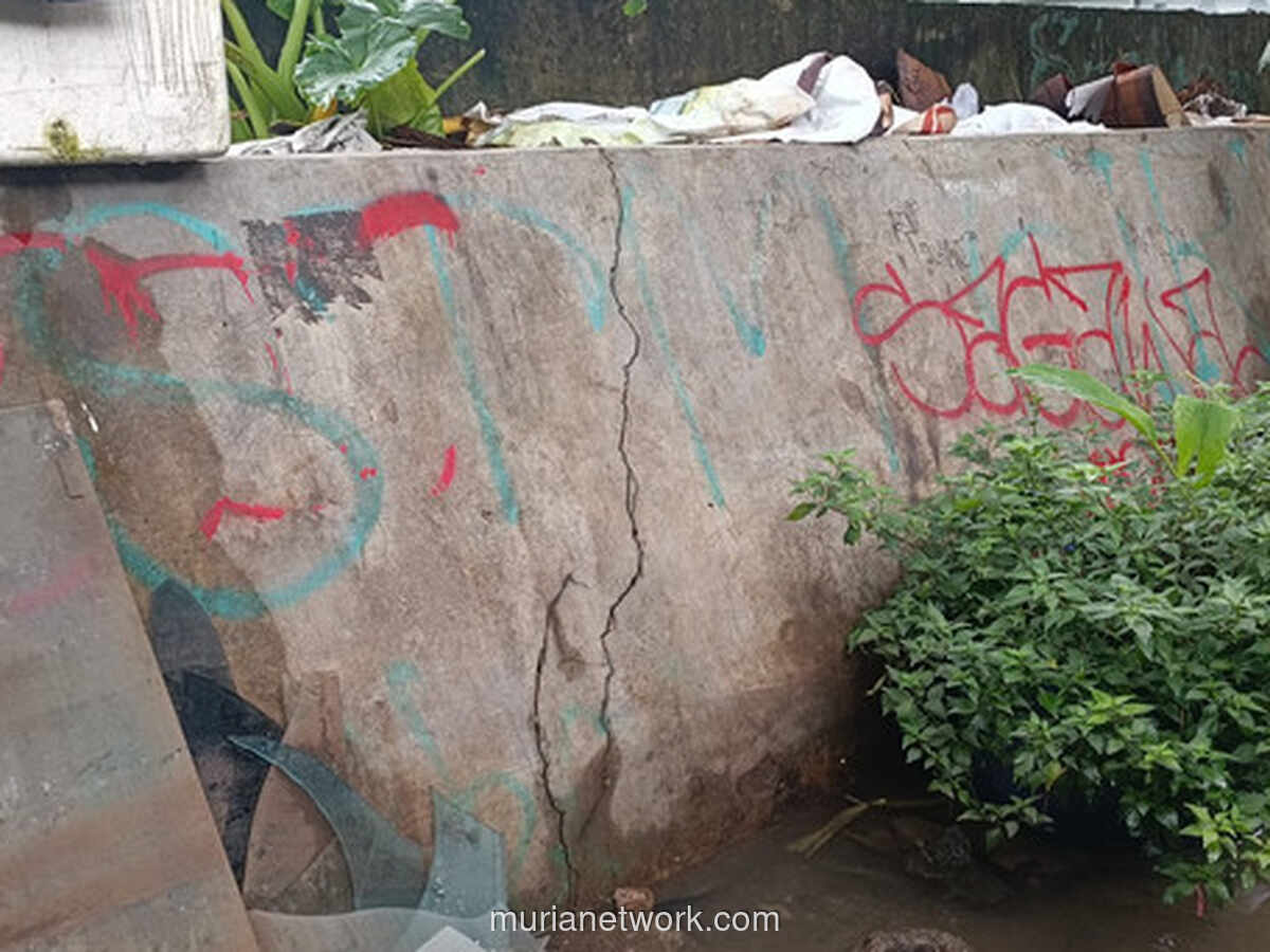 Sheet Pile Retak, Warga Jembatan Gantung Terendam dan Frustrasi Menunggu Perbaikan