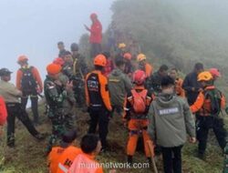 Tim SAR Bersiap Hadang Cuaca untuk Evakuasi Korban dan Serpihan Pesawat di Gunung Bulusaraung