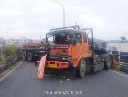 Rem Truk Terkunci, Flyover Ciputat Lumpuh Akibat Tabrakan Dua Tronton