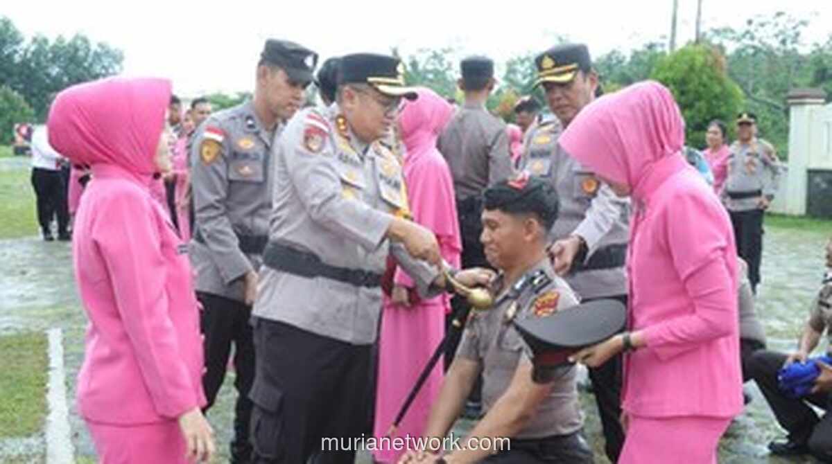 Keluarga Sambut Haru Kenaikan Pangkat 29 Personel Polres Meranti